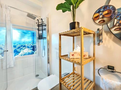 a bathroom with a shower and a sink at Loft für bis zu 12, Whirlpool, Infrarotsauna, Arcade-Spiele, Tischfußball, Wii in Nürnberg