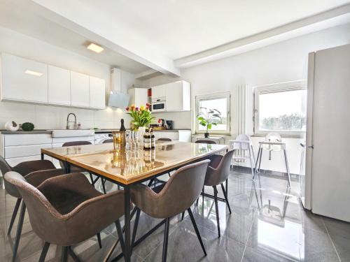 a kitchen and dining room with a table and chairs at Loft für bis zu 12, Whirlpool, Infrarotsauna, Arcade-Spiele, Tischfußball, Wii in Nürnberg