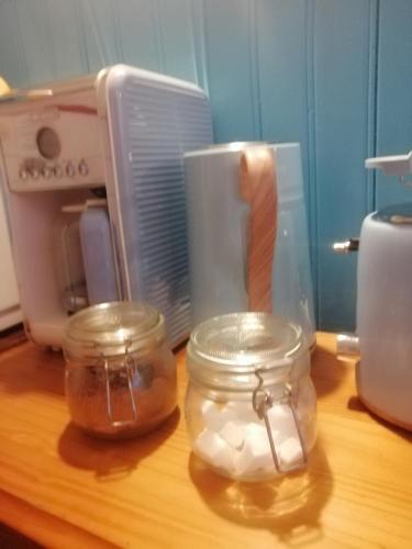 un comptoir avec bocaux, un grille-pain et un mixeur dans l'établissement L'arbre vert Les Locations de Stéphanie, à Sondernach