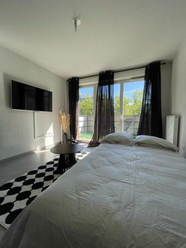 a bedroom with a large bed and a window at Toulouse Coconing & Peaceful Apartment in Toulouse