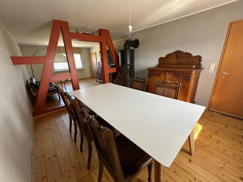 Un comedor con una mesa y sillas blancas. en Haus Strack, en Schwalmstadt