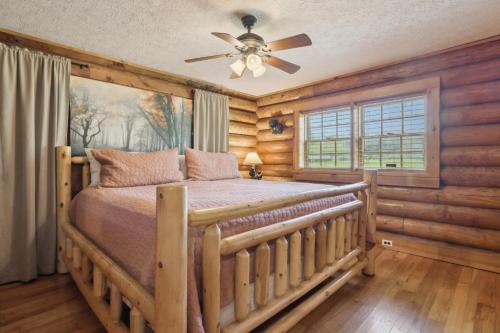 Postel nebo postele na pokoji v ubytování Log Haven Cozy Wears Valley Cabin with Hot Tub Game Room and Flat Yard for Dogs and Kids