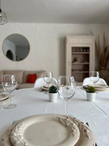 - une table avec une assiette et des verres à vin dans l'établissement Gorgeous Town House, à Narbonne