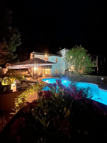 Bazén v ubytování 2K Eco Pool & Stone Villa nebo v jeho okolí