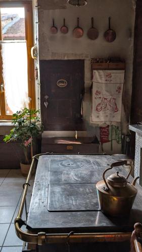 Una cocina con una mesa con una olla encima. en Le Val du Roy, en Joinville