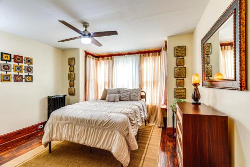 Katil atau katil-katil dalam bilik di 2 Mi to Dtwn Harrisburg Escape with Furnished Deck!