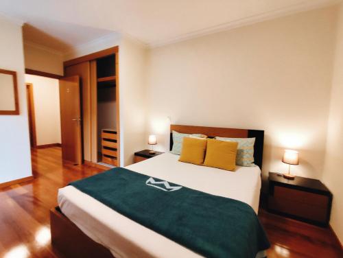 Coastal Comfort at Riverside - 4 Min to Airport!