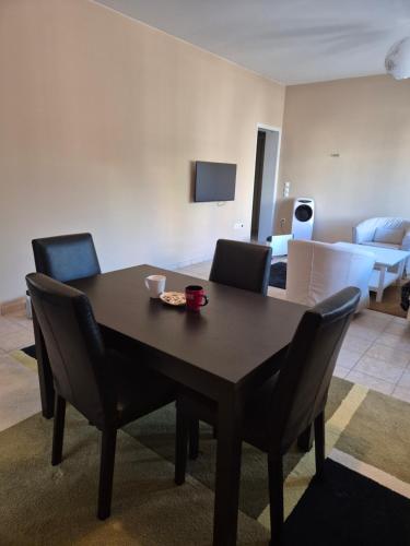 スパタにあるAirport city center 3のダイニングルーム(テーブル、椅子付)