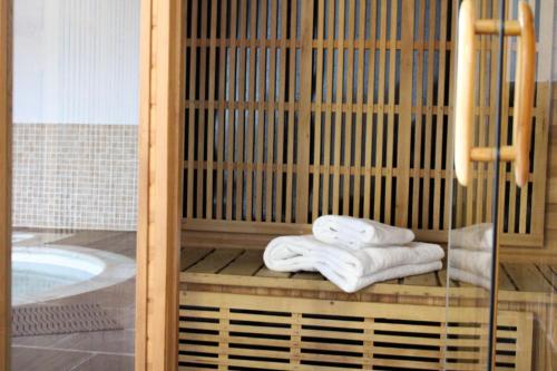 a cage with towels and a tub in a bathroom at Bedw Barn in Newtown