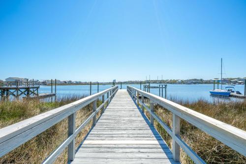 カロライナビーチにあるTre Sorelle by Carolina Beach Realtyの水上木橋