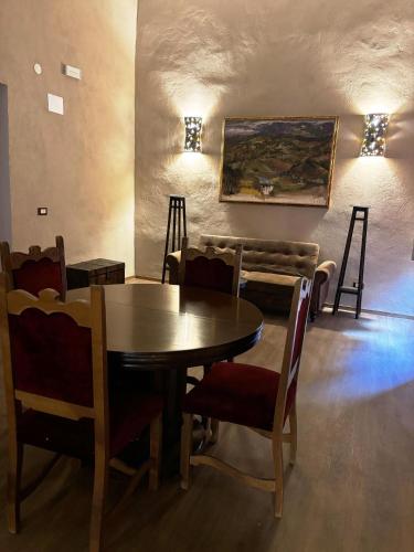 a dining room with a wooden table and chairs at Perbacco in SantʼAngelo Limosano