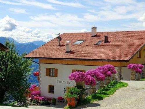 a building with purple flowers in front of it at Parndlehof in Villandro