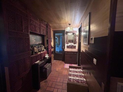 une salle de bain avec un lavabo et un miroir dans l'établissement HomeBievres maison dans les bois, à Bièvres