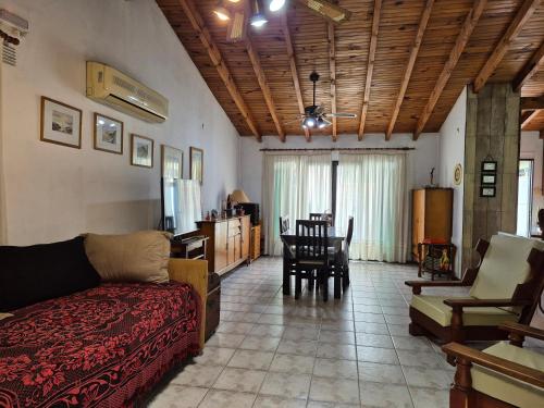 a living room with a couch and a table at La casa de Chiqui in Mendoza