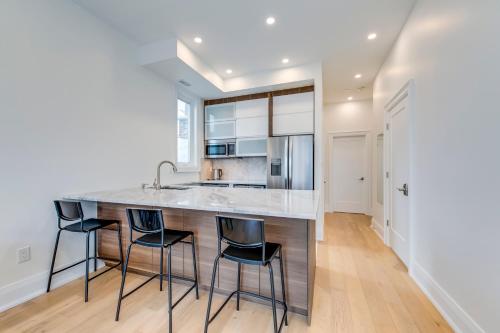 Toronto Midtown Home Suitesにあるキッチンまたは簡易キッチン