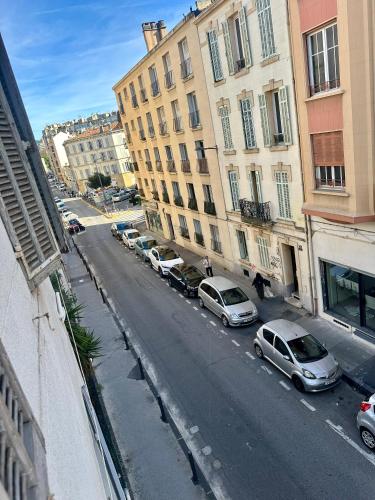 une vue sur une rue avec des voitures garées dans l'établissement Un studio sympa en centre-ville rue du camas, à Marseille
