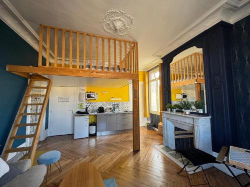 Il comprend un salon avec une mezzanine et une cuisine. dans l'établissement Studio à Rouen avec mezzanine, à Rouen