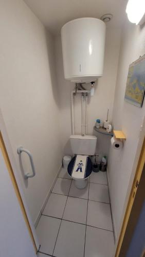 Elle comprend une petite salle de bains pourvue de toilettes. dans l'établissement Super Maison de pêcheur, au Barcarès