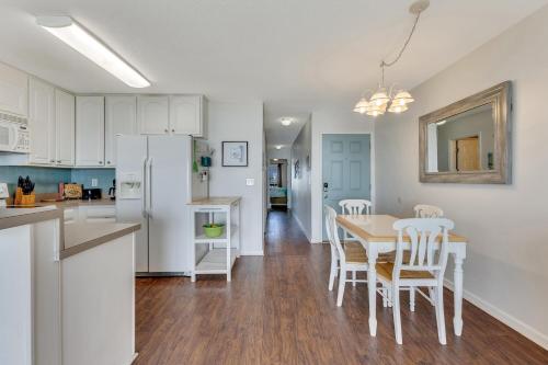 Winds II في كارولينا بيتش: مطبخ وغرفة طعام مع طاولة وكراسي