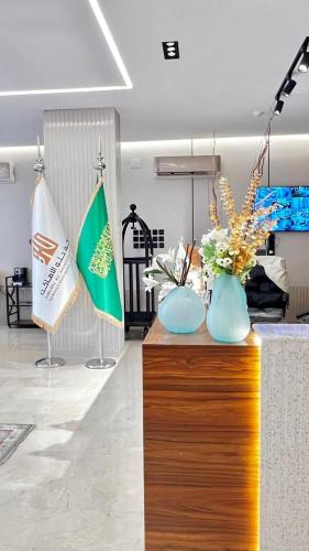 a living room with two vases on a table at حلو الأماكن للشقق المخدومة-إقتصادي in Bisha