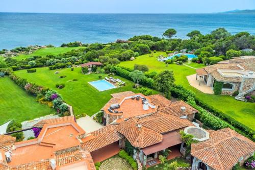 an aerial view of a house with a yard at Villa Silnis -Puntaldia in Puntaldia
