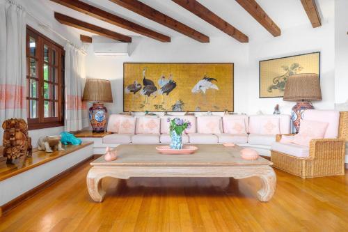 a living room with a couch and a coffee table at Villa Silnis -Puntaldia in Puntaldia