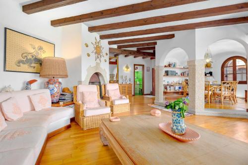 a living room with a couch and a table at Villa Silnis -Puntaldia in Puntaldia
