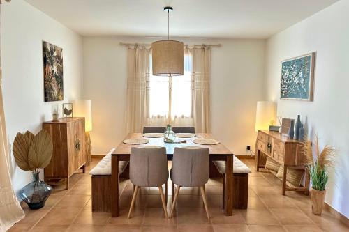 une salle à manger avec une table et des chaises dans l'établissement Les Lauriers Blancs air-conditioned villa with swimming pool, à LʼIsle-sur-la-Sorgue