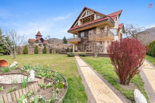 a house with a garden in front of it at Luca Residence Beautiful Villa in Trăisteni