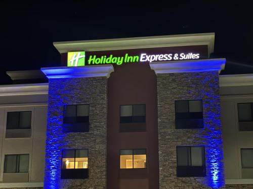 a hotel with a hilton inn express and suites at Holiday Inn Express & Suites Truth Or Consequences by IHG in Truth or Consequences
