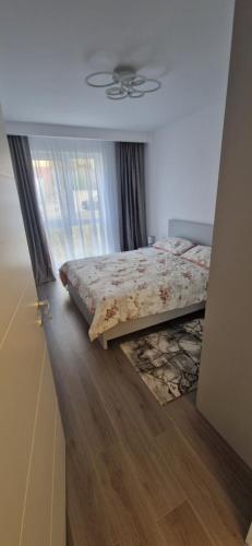 a bedroom with a bed and a window at LuxAsher in Floreşti