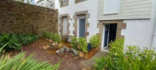une maison avec un jardin devant dans l'établissement Cidre, à Brest