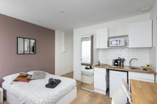 Cette chambre comprend une cuisine et un lit. dans l'établissement Cidre, à Brest