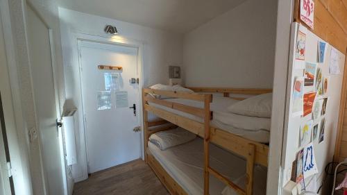 Cette petite chambre comprend 2 lits superposés et une porte. dans l'établissement Large studio artist residence - Splendid view, à Villard-de-Lans