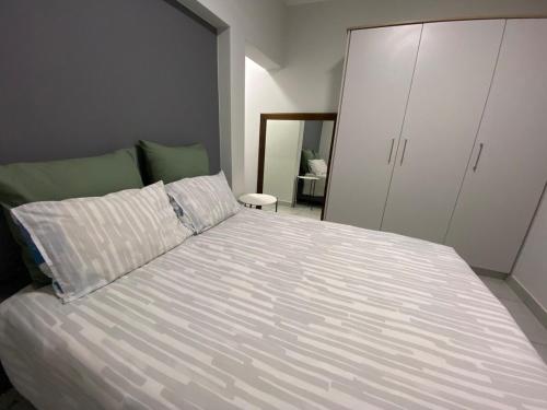 Postel nebo postele na pokoji v ubytování Elegant escape in Krugersdorp