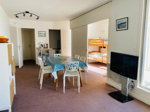 Televisyen dan/atau pusat hiburan di Le Crystal Dinard, Sure Hotel Collection by Best Western