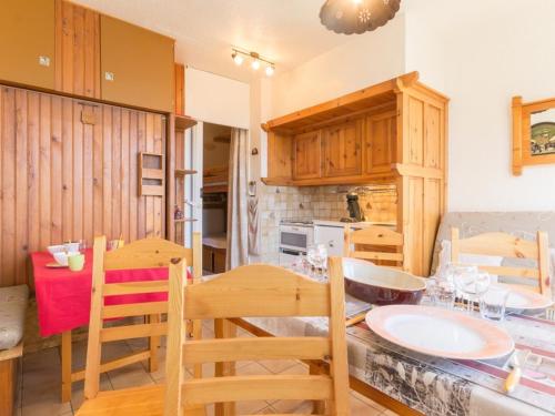 une cuisine et une salle à manger avec une table et des chaises dans l'établissement Studio confortable au coeur du Corbier avec piscine - FR-1-267-197, au Corbier