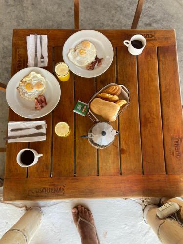 une table avec des assiettes de nourriture dessus dans l'établissement kontiki, à Máncora