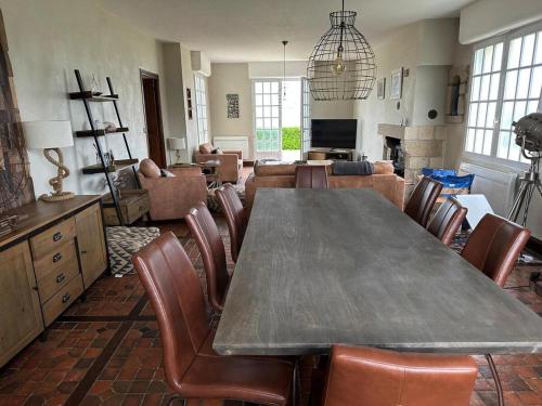 - un salon avec une grande table et des chaises en bois dans l'établissement 5 Bed-Sleeps 9-Sea View-Beach-Free Parking, à Plozévet