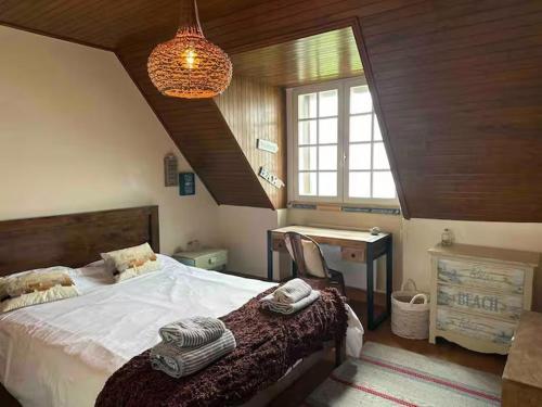 une chambre avec un lit, un bureau et une fenêtre dans l'établissement 5 Bed-Sleeps 9-Sea View-Beach-Free Parking, à Plozévet