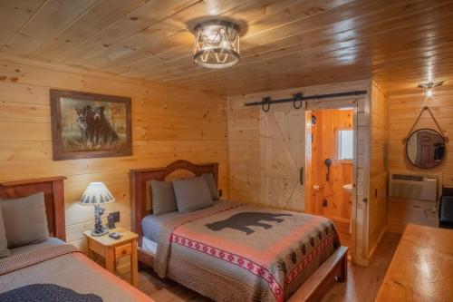 Postel nebo postele na pokoji v ubytování Marshall's Creek Rest Motel