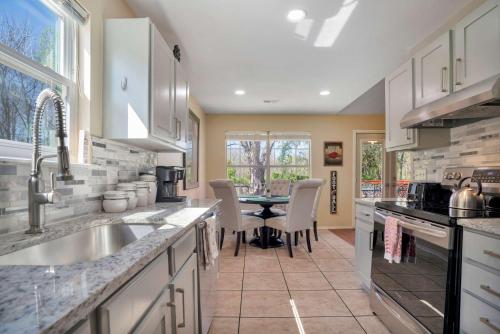 Køkken eller tekøkken på Relaxing Backyard with Fire Pit and Near Parks