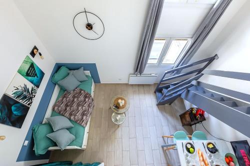 une vue de tête sur un salon avec un escalier dans l'établissement Le Duplex - City Center - DISNEY 10 min - PARIS 28 min - GARE 4 min - PARKING - Free WIFI, à Bussy-Saint-Georges