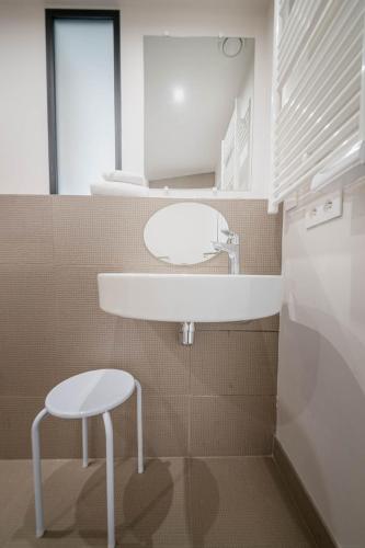 Bilik mandi di Le Crystal Dinard, Sure Hotel Collection by Best Western