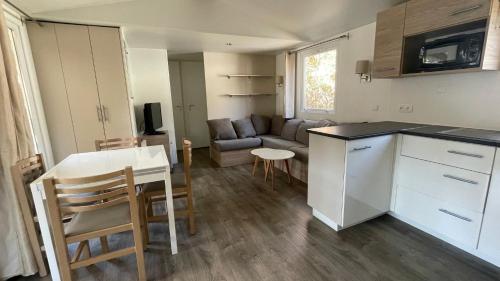 Photo de la galerie de l'établissement Mobilhome 3 bedrooms - 2 bathrooms - Ba302 - Siblu Bonne Anse La Palmyre, aux Mathes