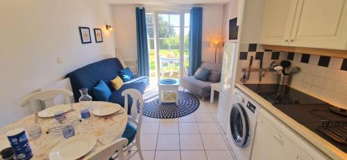 une cuisine et un salon avec une table et un canapé dans l'établissement 