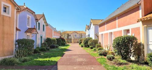 Une allée vide entre les maisons d'une ville dans l'établissement 