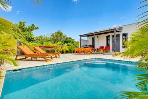 Kolam renang di atau dekat dengan FourVillas with Private Magnesium Pool 3 min to the Beach & Dive Rinse Tank