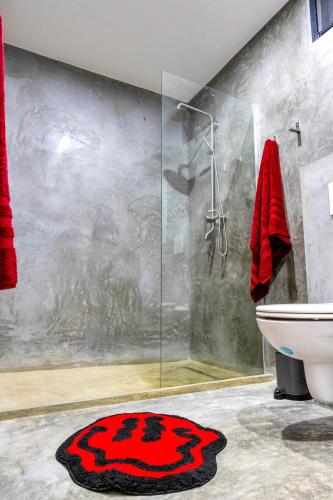 Bilik mandi di FourVillas with Private Magnesium Pool 3 min to the Beach & Dive Rinse Tank