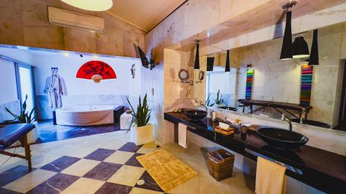 a bathroom with two sinks and a bath tub at CASA ACAYU in São Miguel dos Milagres